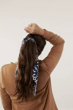 Scarf Black Tile 28 Inch